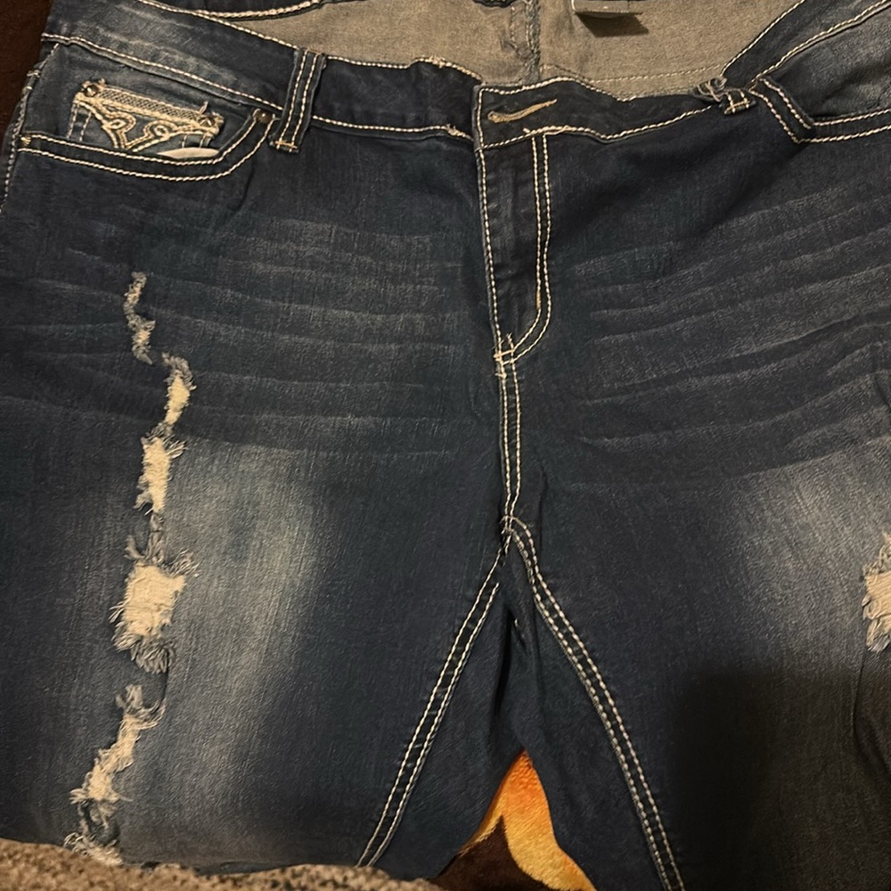 Used - Picture 2 of 3